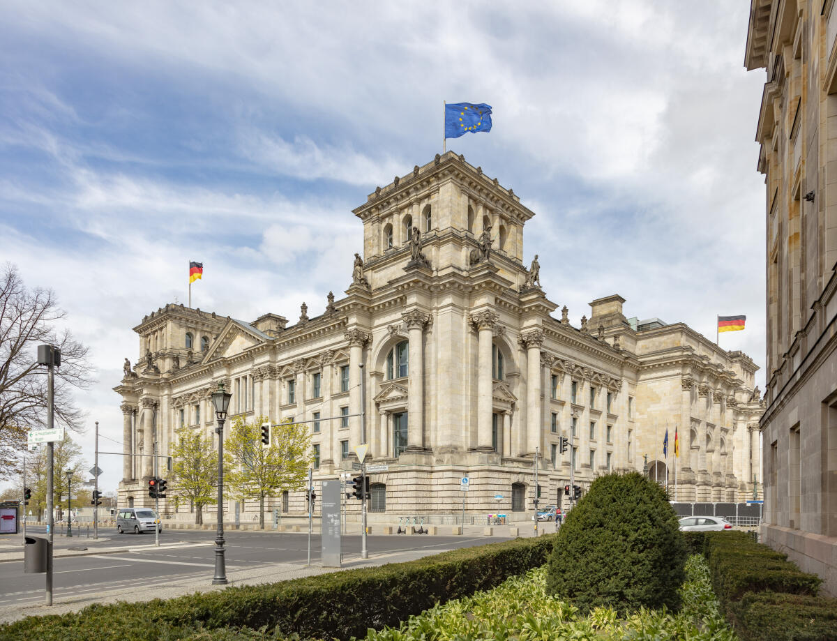  Ansicht der Süd-Ostseite des Reichstagsgebäudes.; Fassade, Säulen, Europafahne, Europaflagge, Deutschlandfahne, Deutschlandflagge, Straße, Türme
