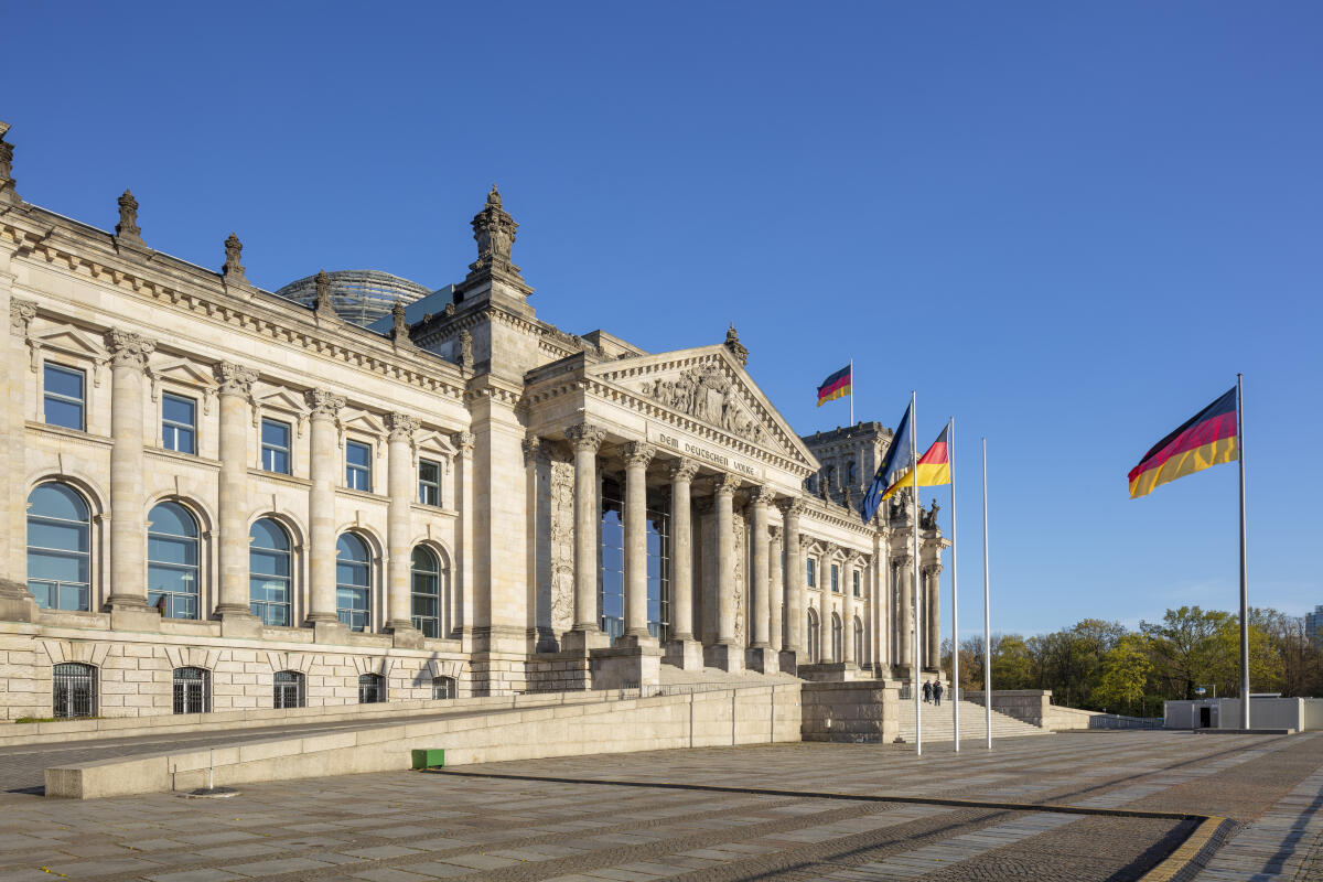  Ansicht der Westseite des Reichstagsgebäudes.; RTG, Außenansicht, Fassade, Säule, Säulen,Westen, Deutschlandfahne, Deutschlandflagge, Strasse, Vorplatz