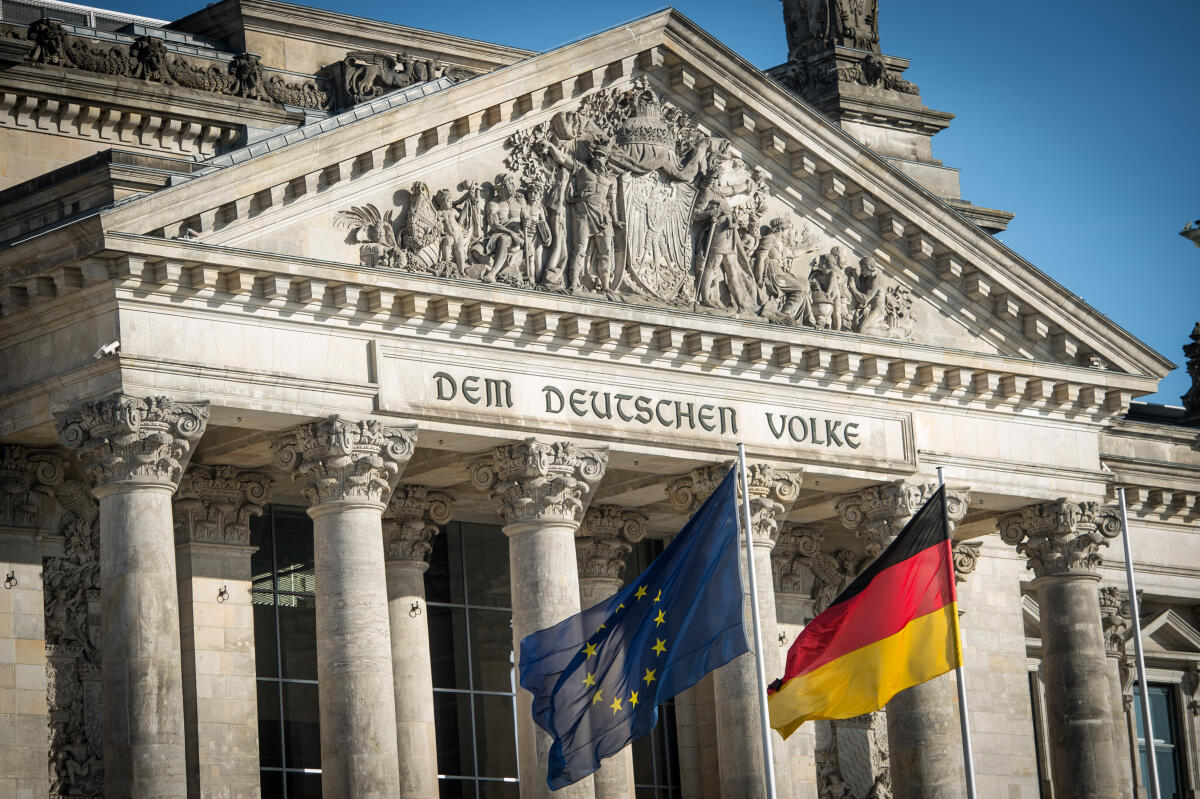  Die Deutschlandfahne und die Fahne der Europäischen Union wehen auf dem Platz der Republik vor dem Reichstagsgebäude. Über dem Westportal ist der Schriftzug Dem Deutschen Volke zu lesen.; Fahne, Flagge, EU, Europafahne, Westeingang