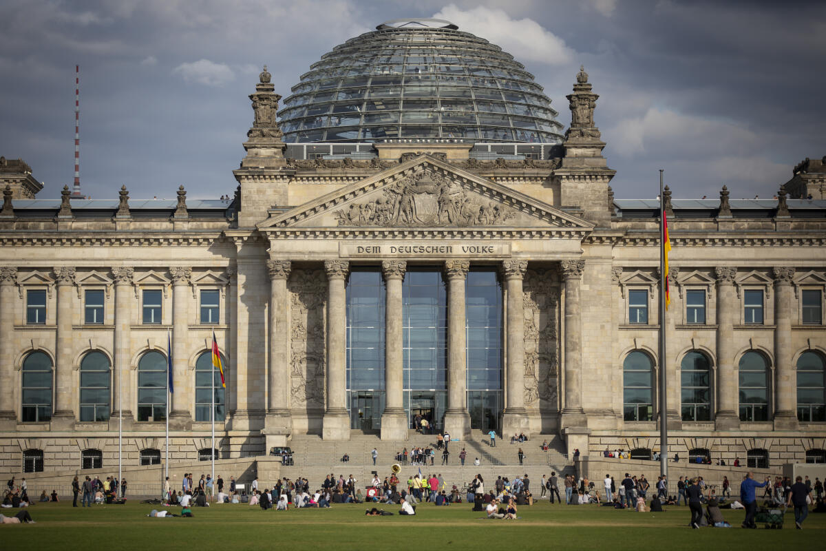  Besucher auf dem Platz der Republik vor dem Reichstagsgebäude am Tag der Ein- und Ausblicke.; Gäste, Touristen, Bundestag, TEA, Rasen, Wolken, Kuppel, Flagge, Deutschlandflagge, Fahne, Deutschlandfahne