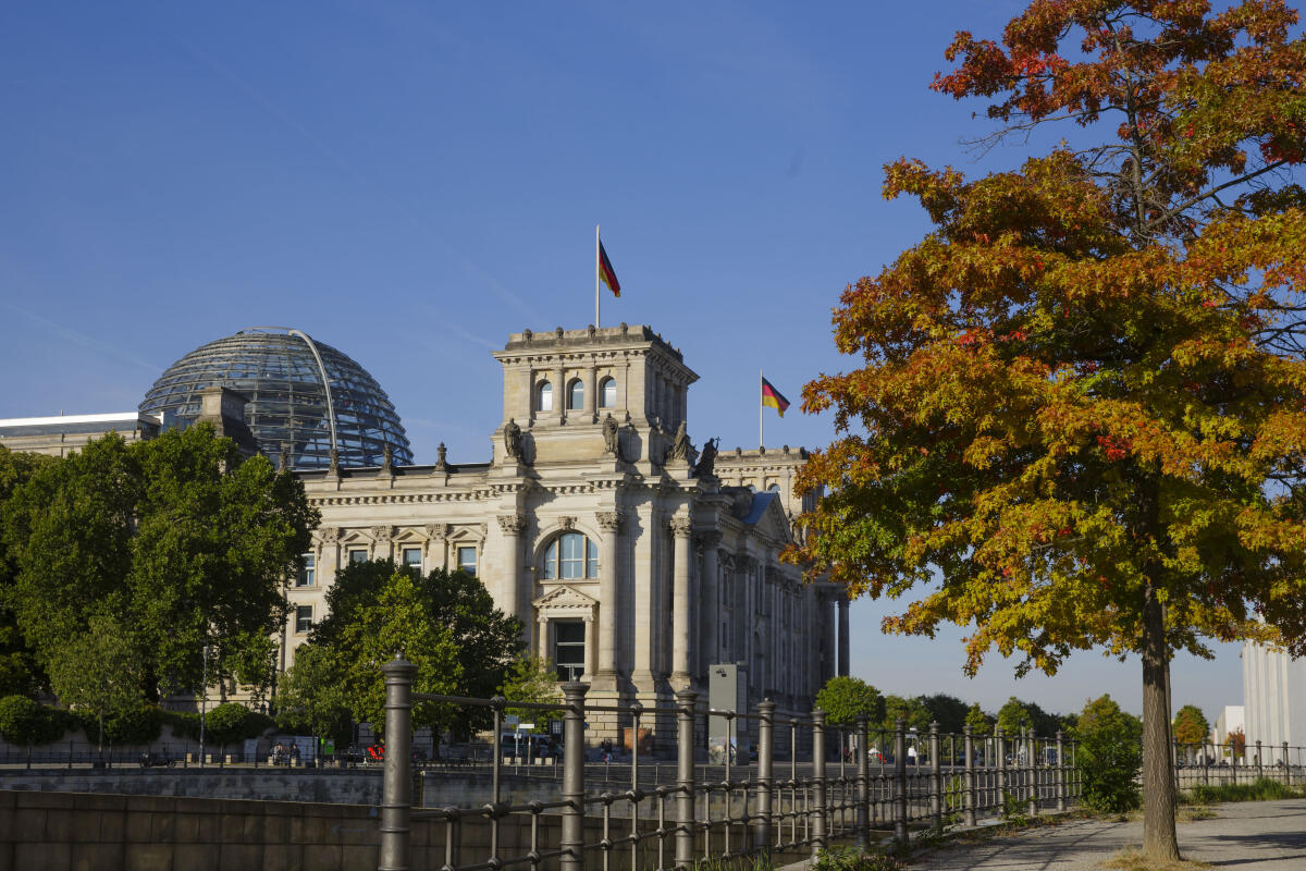  Blick vom Spreeufer auf das Reichstagsgebäude.; Herbst, buntes Laub, Blätter