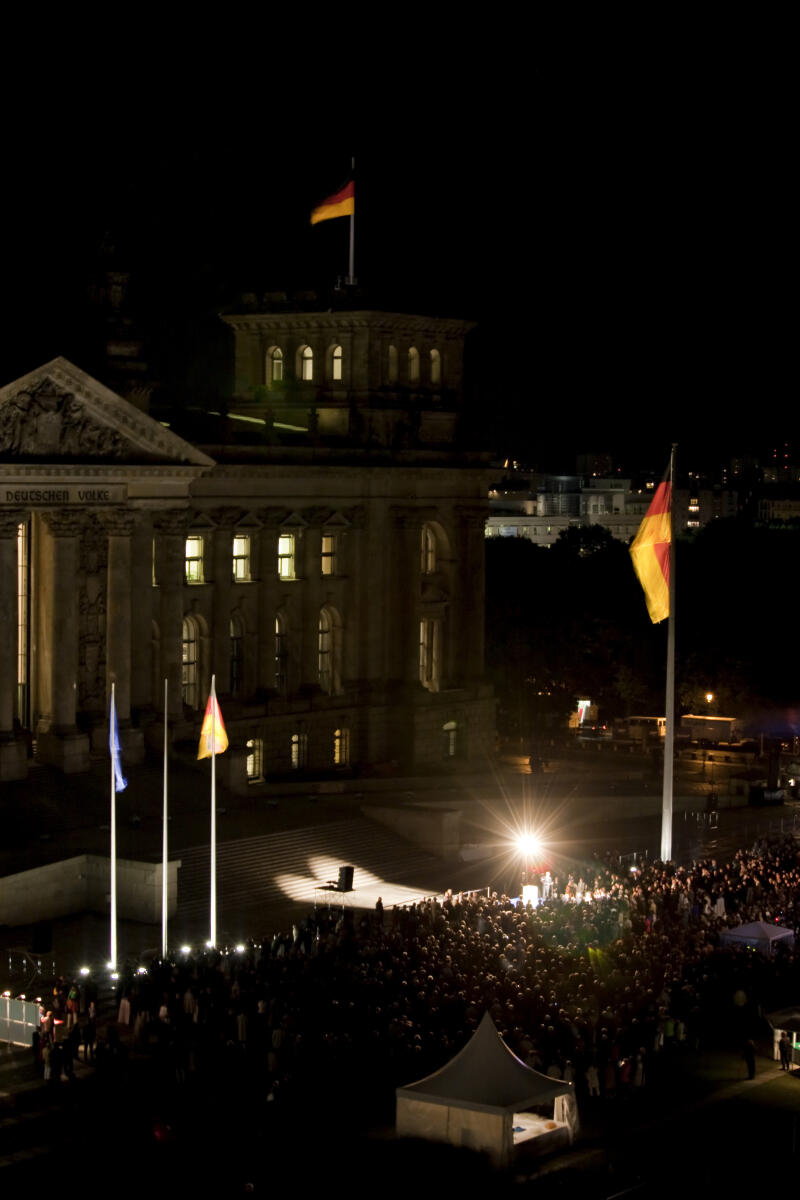  Blick auf das Reichstagsgebäude vor der  Illumination zum 60. Jahrestag der Bundesrepublik Deutschland.; Deutschlandflagge, Fahne, Flagge, Besucher, Publikum, Dunkelheit, Beleuchtung, Fahne der Einheit, Nacht