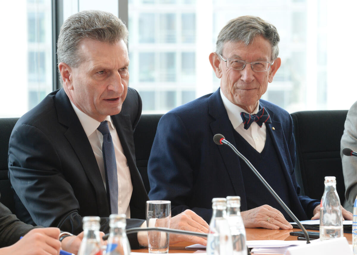 Riesenhuber, Heinz; Oettinger, Günther EU-Kommissar Günther Oettinger, (li), CDU/CSU, ist zu Gast beim Ausschuss des Deutschen Bundestages für Wirtschaft und Energie. Dr. Heinz Riesenhuber, (re), CDU/CSU, leitet die Ausschusssitzung.