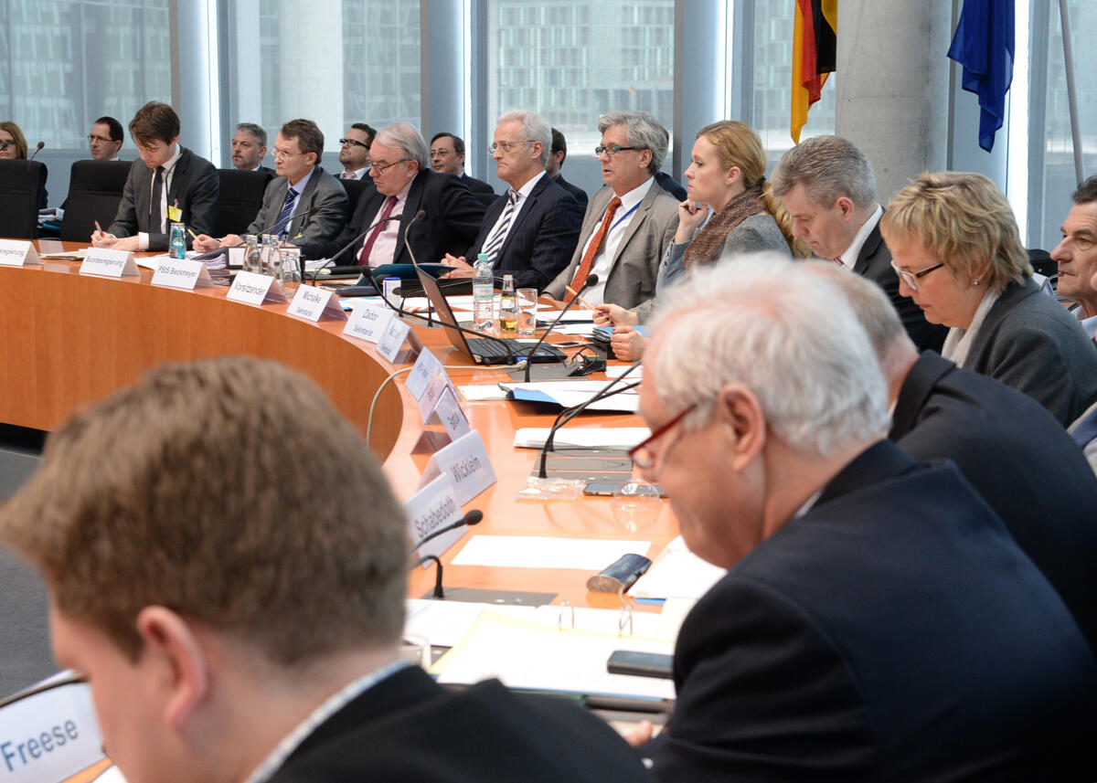 Ramsauer, Peter Der Ausschuss des Deutschen Bundestages für Wirtschaft und Energie hat unter der Leitung seines Vorsitzenden Dr. Peter Ramsauer, (4.v.li), CDU/CSU, und mit Beteiligung von Sachverständigen eine Öffentliche Anhörung.; Übersicht.