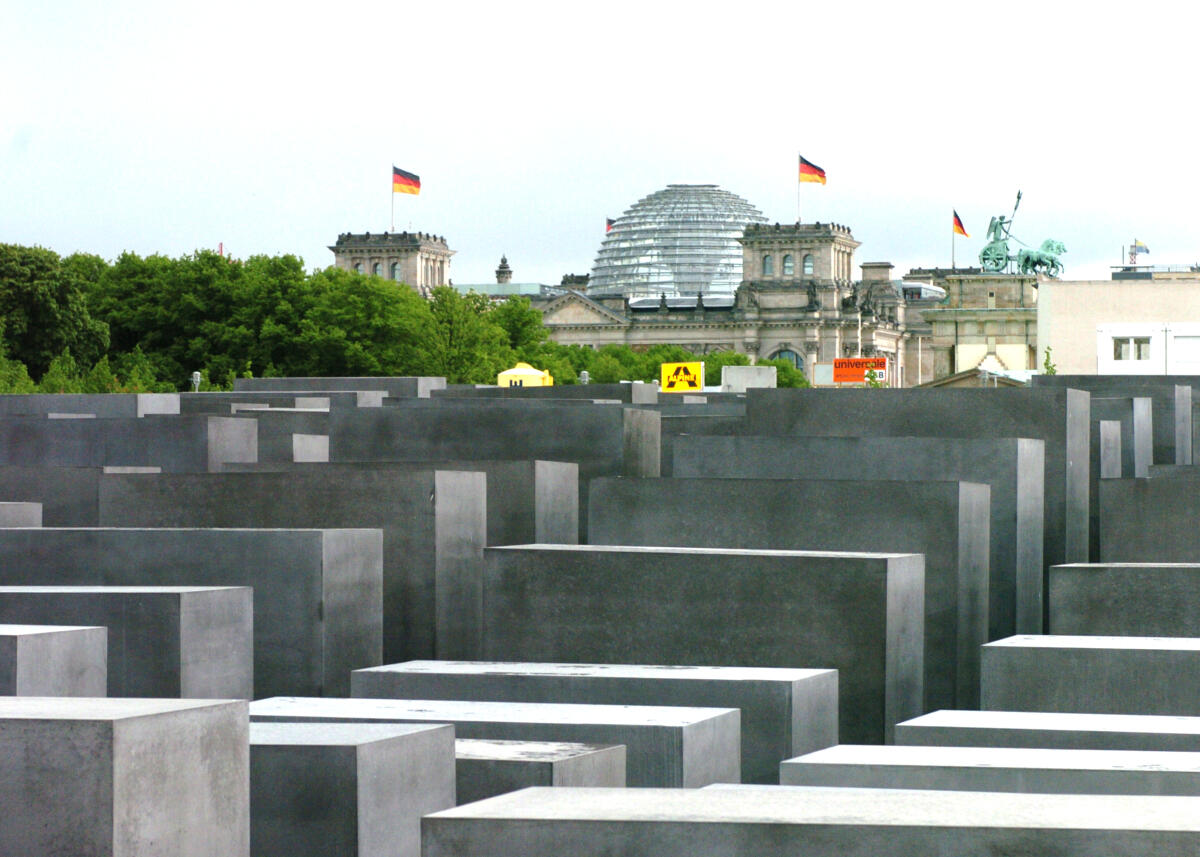  Denkmal für die Ermordeten Juden Europas,  Architekt Prof. Peter Eisenman; Steine, Kunstwerk, Reichstagsgebäude im Hintergrund