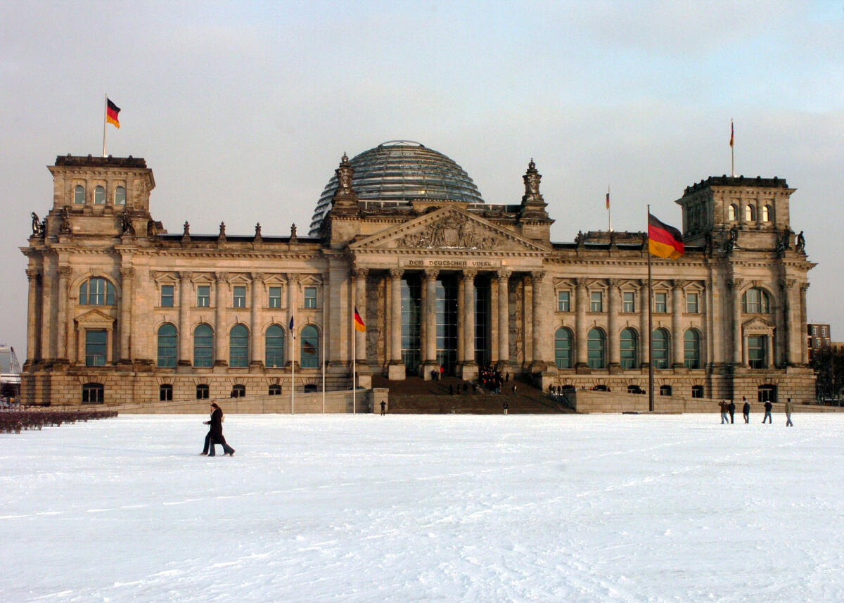  Außenaufnahme des Reichstagsgebäude im Winter bei Tag.; Reichstagsgebäude, Außenansicht, Westseite, Westen,  im Schnee, Gebäude, Winter, Platz der Republik, Kuppel, Reichstagskuppel, außen