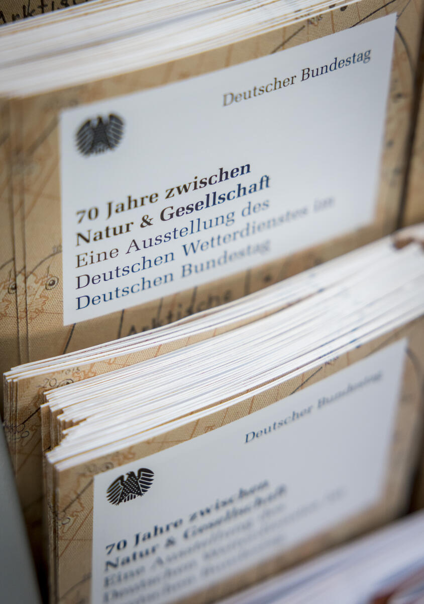  Flyer zur Ausstellung "70 Jahre zwischen Natur und Gesellschaft", die anlässlich des 70. Jubiläums des Deutschen Wetterdienstes in der Halle des Paul-Löbe-Hauses eröffnet wurde. 