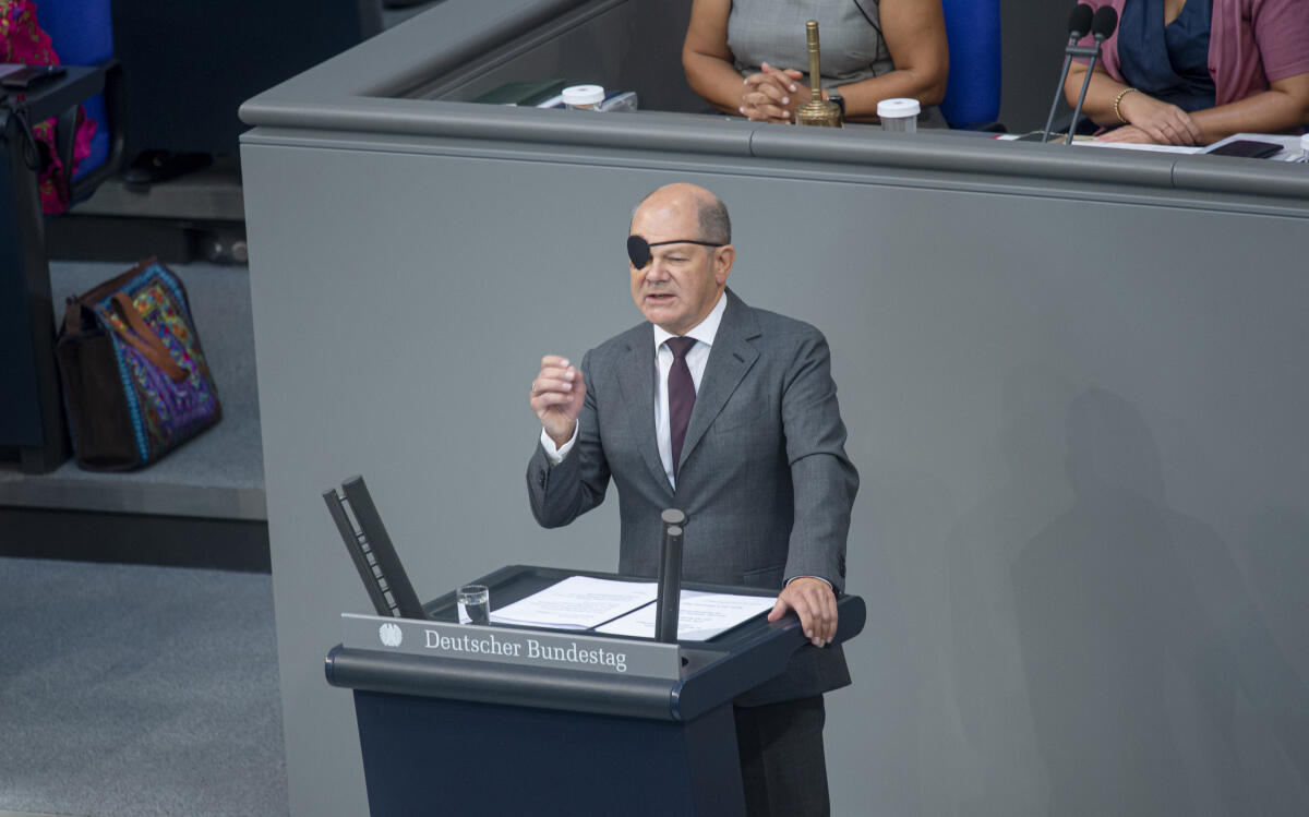 Scholz, Olaf Bundeskanzler Olaf Scholz, SPD, MdB, spricht während der  Haushaltsdebatte zum Etat des Bundeskanzlers im Plenarsaal des Deutschen Bundestages im Reichstagsgebäude. 