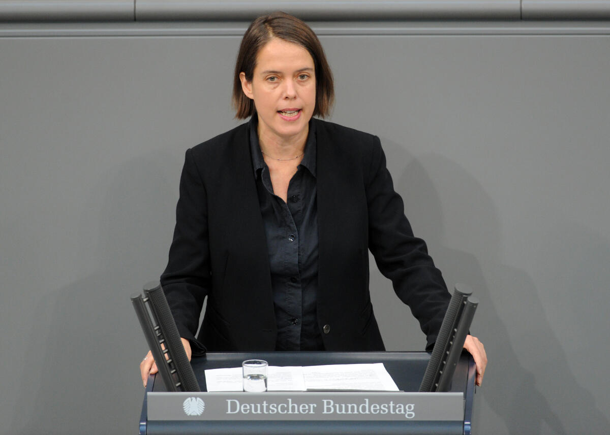 Christine Buchholz, DIE LINKE, Bundestagsabgeordnete, Abgeordnete, Mitglied Deutscher Bundestag, MdB, Rede, 5. Sitzung, Top 12, Thema: Bundeswehreinsatz in DARFUR (UNAMID).; Rednerpult. Buchholz, Christine Christine Buchholz, DIE LINKE, Bundestagsabgeordnete, Abgeordnete, Mitglied Deutscher Bundestag, MdB, Rede, 5. Sitzung, Top 12, Thema: Bundeswehreinsatz in DARFUR (UNAMID).; Rednerpult.