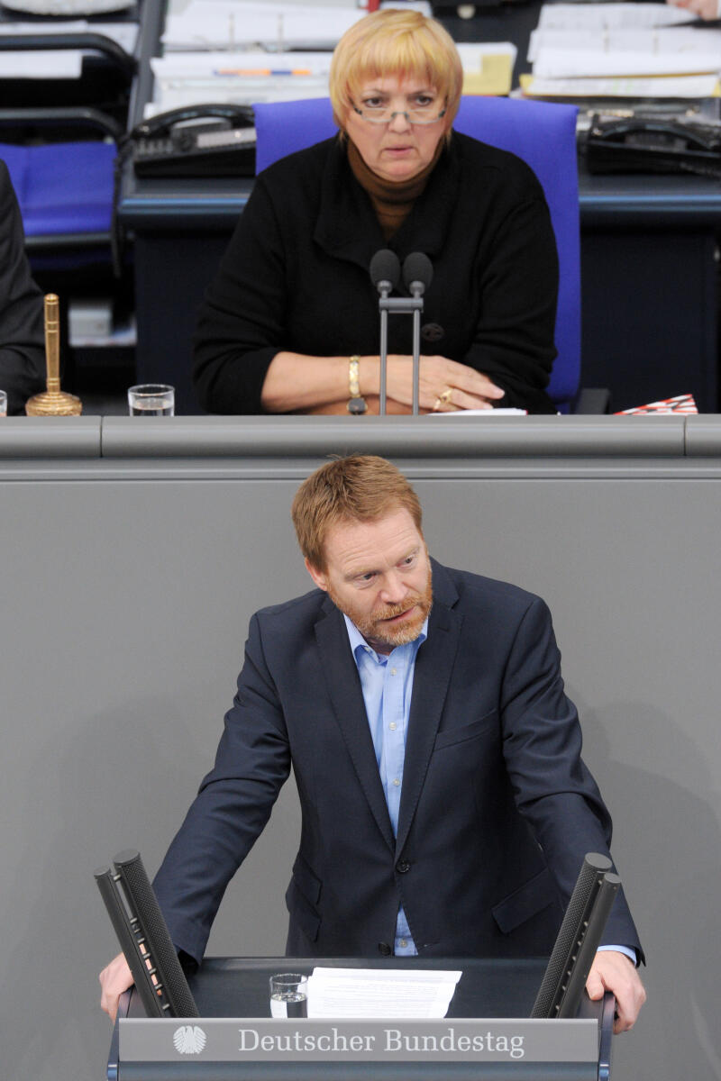 Matschie, Christoph; Roth, Claudia Christoph Matschie, SPD, Bundestagsabgeordneter, Abgeordneter, Mitglied Deutscher Bundestag, MdB, Rede, 5. Sitzung, Top 13, Thema: Bundeswehreinsatz in Südsudan (UNMISS), Vorsitz: Bundestagsvizepräsidentin Claudia Roth, Bündnis 90/Die Grünen.; Rednerpult.