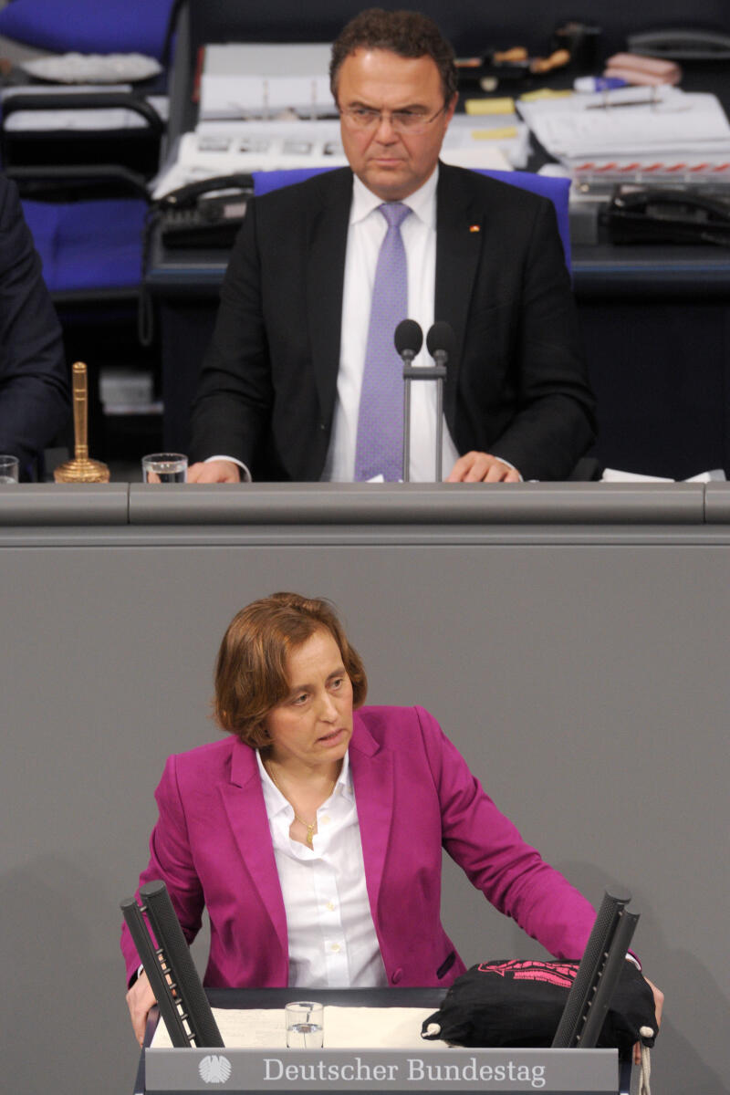 Beatrix von Storch, AfD, Bundestagsabgeordnete, Abgeordnete, Mitglied Deutscher Bundestag, MdB, Rede, 5. Sitzung, ZP 6, Thema: Aktuelle Stunde zu linksextremen Gewalttaten gegen demokratische Parteien, Vorsitz: Bundestagsvizepräsident Dr. Hans-Peter Friedrich, CDU/CSU.; Rednerpult. Storch, Beatrix von; Friedrich, Hans-Peter Beatrix von Storch, AfD, Bundestagsabgeordnete, Abgeordnete, Mitglied Deutscher Bundestag, MdB, Rede, 5. Sitzung, ZP 6, Thema: Aktuelle Stunde zu linksextremen Gewalttaten gegen demokratische Parteien, Vorsitz: Bundestagsvizepräsident Dr. Hans-Peter Friedrich, CDU/CSU.; Rednerpult.