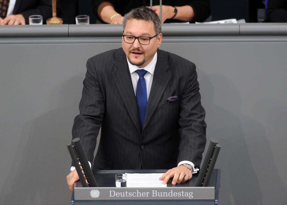 Keuter, Stefan Stefan Keuter, AfD, Bundestagsabgeordneter, Abgeordneter, Mitglied Deutscher Bundestag, MdB, Rede, 5. Sitzung, ZP 5 a, Thema: Anpassungsverfahren § 11 des Abgeordnetengesetzes.; Rednerpult.