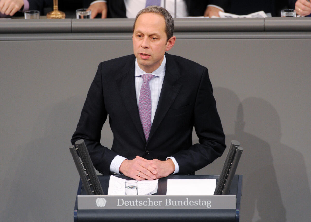 Hoppenstedt, Hendrik Hendrik Hoppenstedt, CDU/CSU, Bundestagsabgeordneter, Abgeordneter, Mitglied Deutscher Bundestag, MdB, Rede, 5. Sitzung, ZP 6, Thema: Aktuelle Stunde zu linksextremen Gewalttaten gegen demokratische Parteien.; Rednerpult.