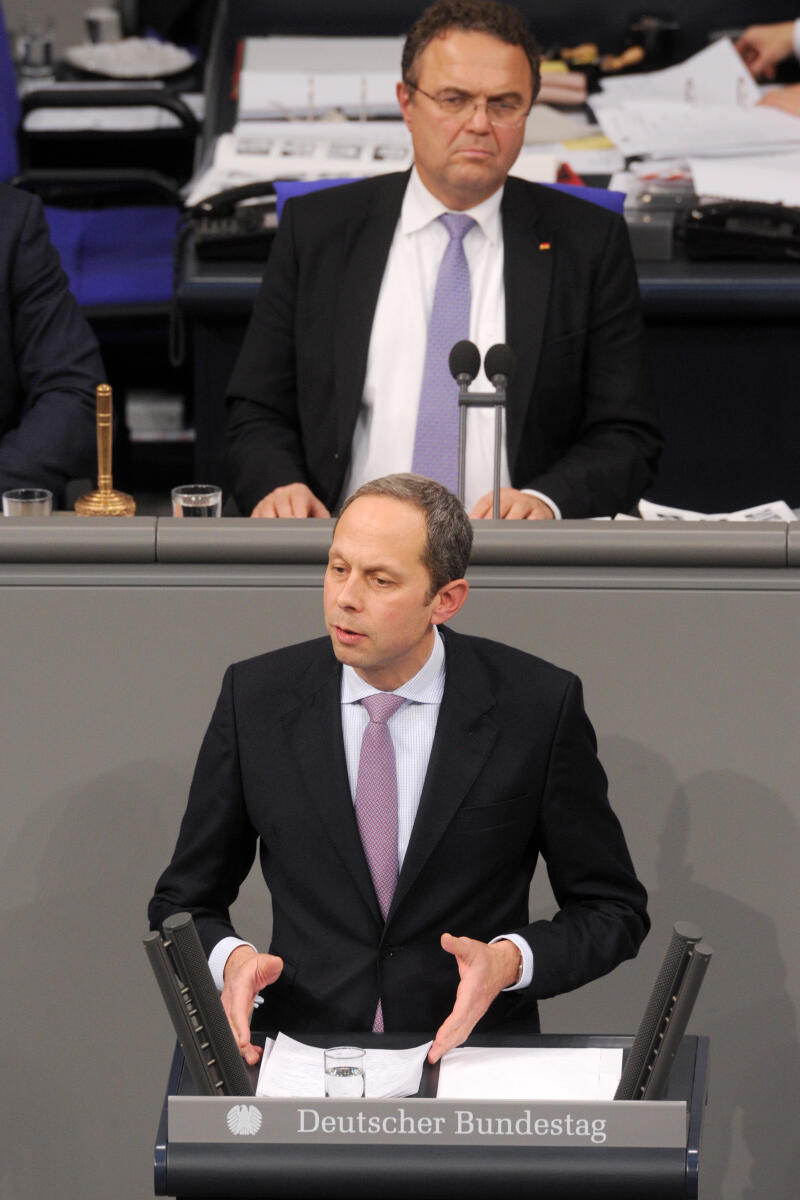 Hoppenstedt, Hendrik; Friedrich, Hans-Peter Hendrik Hoppenstedt, CDU/CSU, Bundestagsabgeordneter, Abgeordneter, Mitglied Deutscher Bundestag, MdB, Rede, 5. Sitzung, ZP 6, Thema: Aktuelle Stunde zu linksextremen Gewalttaten gegen demokratische Parteien, Vorsitz: Bundestagsvizepräsident Dr. Hans-Peter Friedrich, CDU/CSU.; Rednerpult.