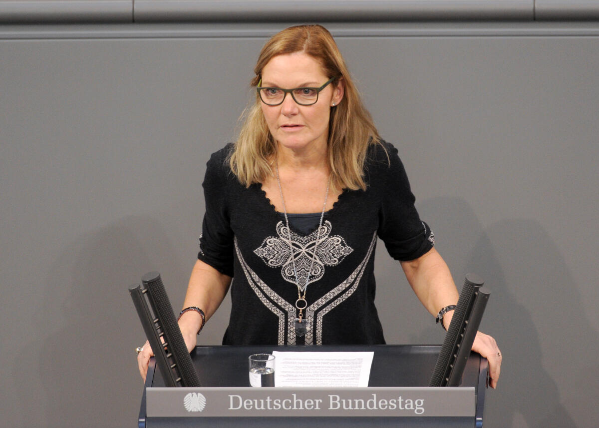 Steffen, Sonja Amelie Sonja Amelie Steffen, SPD, Bundestagsabgeordnete, Abgeordnete, Mitglied Deutscher Bundestag, MdB, Rede, 5. Sitzung, ZP 6, Thema: Aktuelle Stunde zu linksextremen Gewalttaten gegen demokratische Parteien.; Rednerpult.