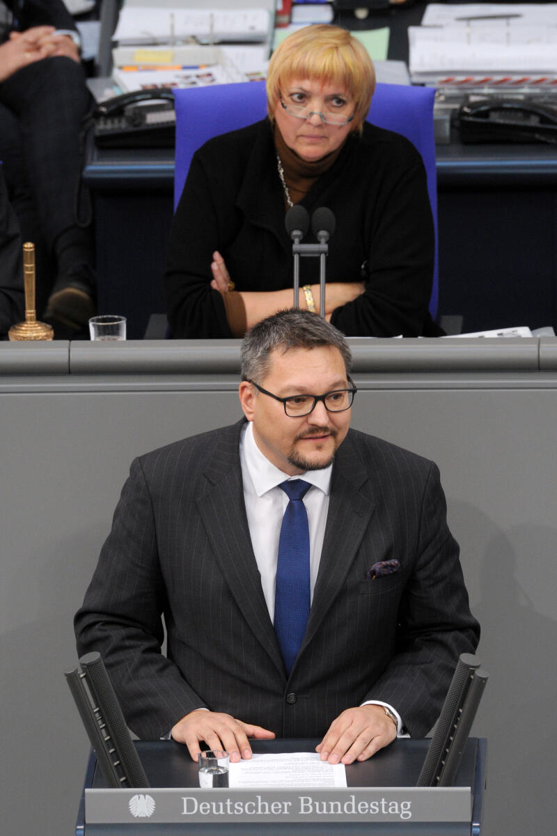 Stefan Keuter, AfD, Bundestagsabgeordneter, Abgeordneter, Mitglied Deutscher Bundestag, MdB, Rede, 5. Sitzung, ZP 5 a, Thema: Anpassungsverfahren § 11 des Abgeordnetengesetzes, Vorsitz: Bundestagsvizepräsidentin Claudia Roth, Bündnis 90/Die Grünen.; Rednerpult. Keuter, Stefan; Roth, Claudia Stefan Keuter, AfD, Bundestagsabgeordneter, Abgeordneter, Mitglied Deutscher Bundestag, MdB, Rede, 5. Sitzung, ZP 5 a, Thema: Anpassungsverfahren § 11 des Abgeordnetengesetzes, Vorsitz: Bundestagsvizepräsidentin Claudia Roth, Bündnis 90/Die Grünen.; Rednerpult.