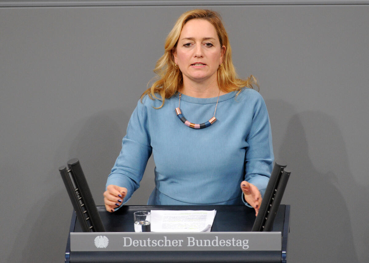 Lay, Caren Caren Lay, DIE LINKE, Bundestagsabgeordnete, Abgeordnete, Mitglied Deutscher Bundestag, MdB, Rede, 5. Sitzung, ZP 6, Thema: Aktuelle Stunde zu linksextremen Gewalttaten gegen demokratische Parteien.; Rednerpult.