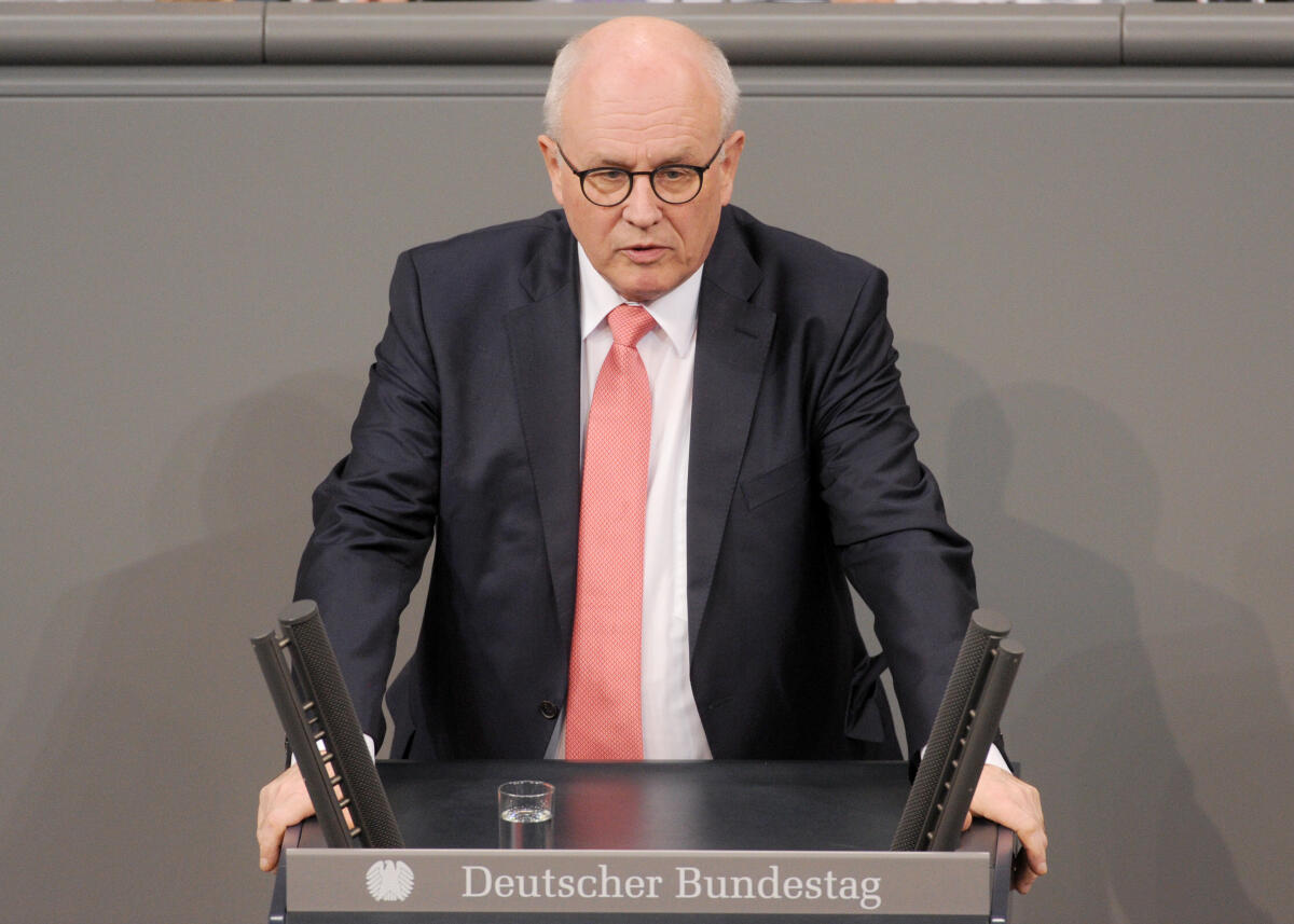 Kauder, Volker Volker Kauder, CDU/CSU, Bundestagsabgeordneter, Abgeordneter, Mitglied Deutscher Bundestag, MdB, Rede, 5. Sitzung, ZP 7, Thema: Opferentschädigung.; Rednerpult.