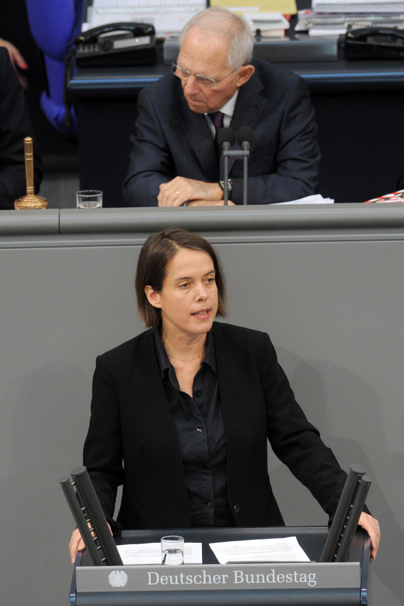 Christine Buchholz, DIE LINKE, Bundestagsabgeordnete, Abgeordnete, Mitglied Deutscher Bundestag, MdB, Rede, 5. Sitzung, Top 12, Thema: Bundeswehreinsatz in DARFUR (UNAMID), Vorsitz: Bundestagspräsident Dr. Wolfgang Schäuble, CDU/CSU.; Rednerpult. Buchholz, Christine; Schäuble, Wolfgang Christine Buchholz, DIE LINKE, Bundestagsabgeordnete, Abgeordnete, Mitglied Deutscher Bundestag, MdB, Rede, 5. Sitzung, Top 12, Thema: Bundeswehreinsatz in DARFUR (UNAMID), Vorsitz: Bundestagspräsident Dr. Wolfgang Schäuble, CDU/CSU.; Rednerpult.