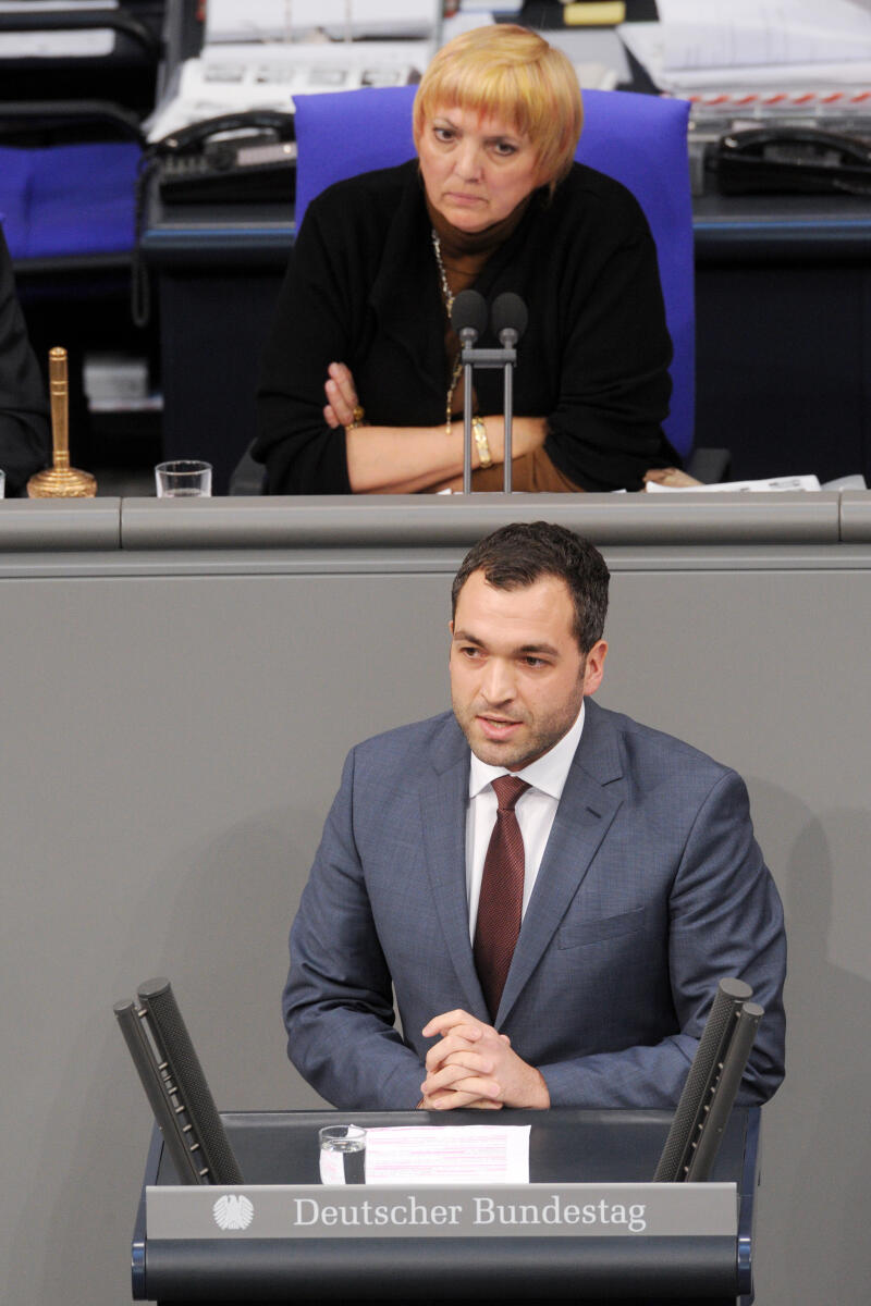 Kuhle, Konstantin Elias; Roth, Claudia Konstantin Elias Kuhle, FDP, Bundestagsabgeordneter, Abgeordneter, Mitglied Deutscher Bundestag, MdB, Rede, 5. Sitzung, ZP 6, Thema: Aktuelle Stunde zu linksextremen Gewalttaten gegen demokratische Parteien, Vorsitz: Bundestagsvizepräsidentin Claudia Roth, Bündnis 90/Die Grünen.; Rednerpult.
