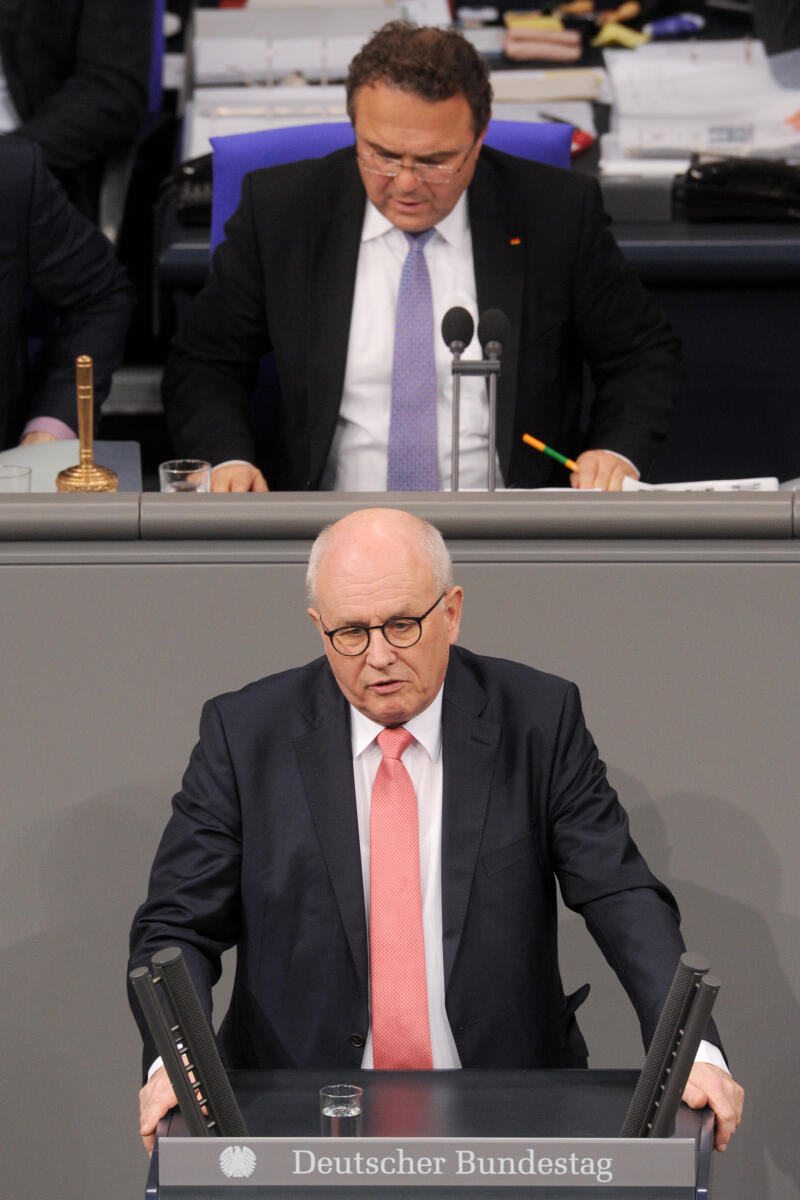 Kauder, Volker; Friedrich, Hans-Peter Volker Kauder, CDU/CSU, Bundestagsabgeordneter, Abgeordneter, Mitglied Deutscher Bundestag, MdB, Rede, 5. Sitzung, ZP 7, Thema: Opferentschädigung, Vorsitz: Bundestagsvizepräsident Dr. Hans-Peter Friedrich, CDU/CSU.; Rednerpult.