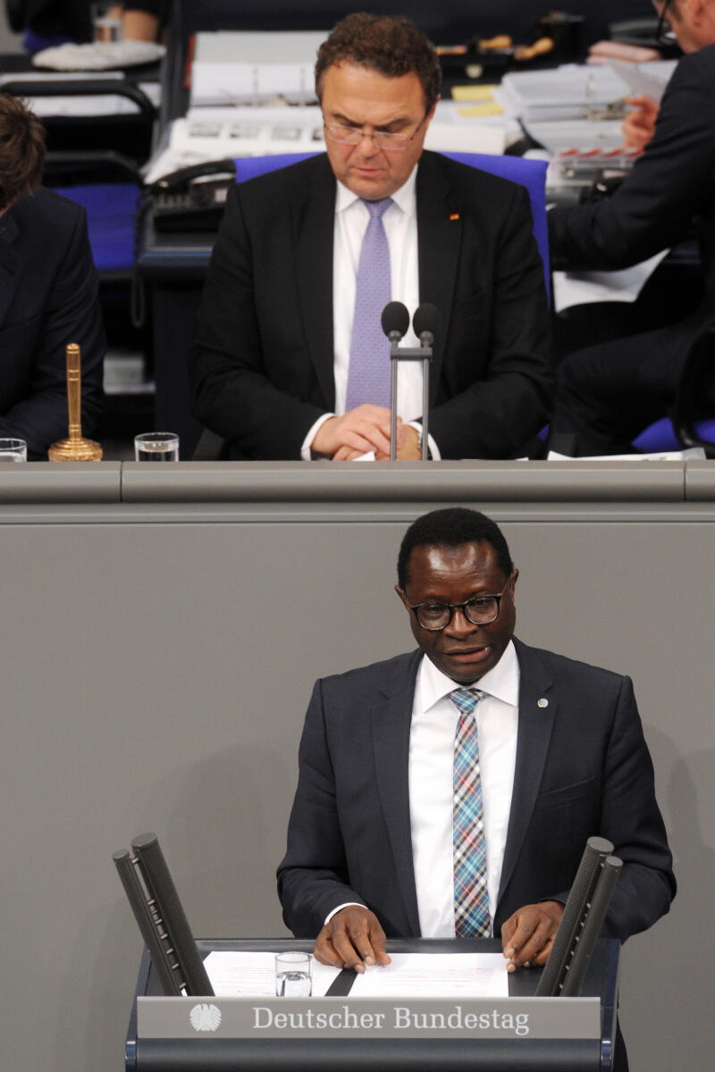 Diaby, Karamba; Friedrich, Hans-Peter Karamba Diaby, SPD, Bundestagsabgeordneter, Abgeordneter, Mitglied Deutscher Bundestag, MdB, Rede, 5. Sitzung, ZP 6, Thema: Aktuelle Stunde zu linksextremen Gewalttaten gegen demokratische Parteien, Vorsitz: Bundestagsvizepräsident Dr. Hans-Peter Friedrich, CDU/CSU.; Rednerpult.