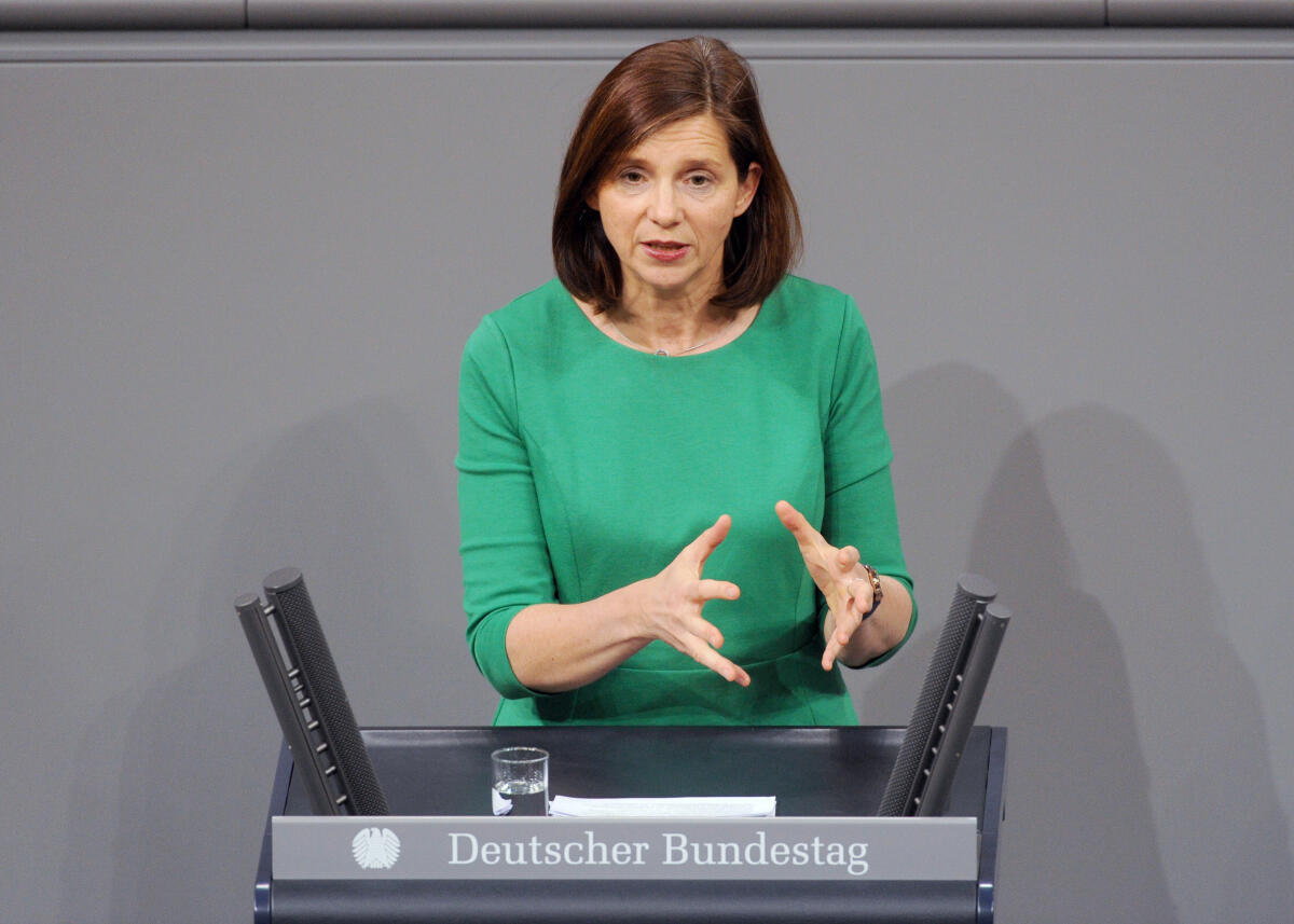 Göring-Eckardt, Katrin Katrin Göring-Eckardt, Bündnis 90/Die Grünen, Bundestagsabgeordnete, Abgeordnete, Mitglied Deutscher Bundestag, MdB, Rede, 5. Sitzung, ZP 7, Thema: Opferentschädigung.; Rednerpult.