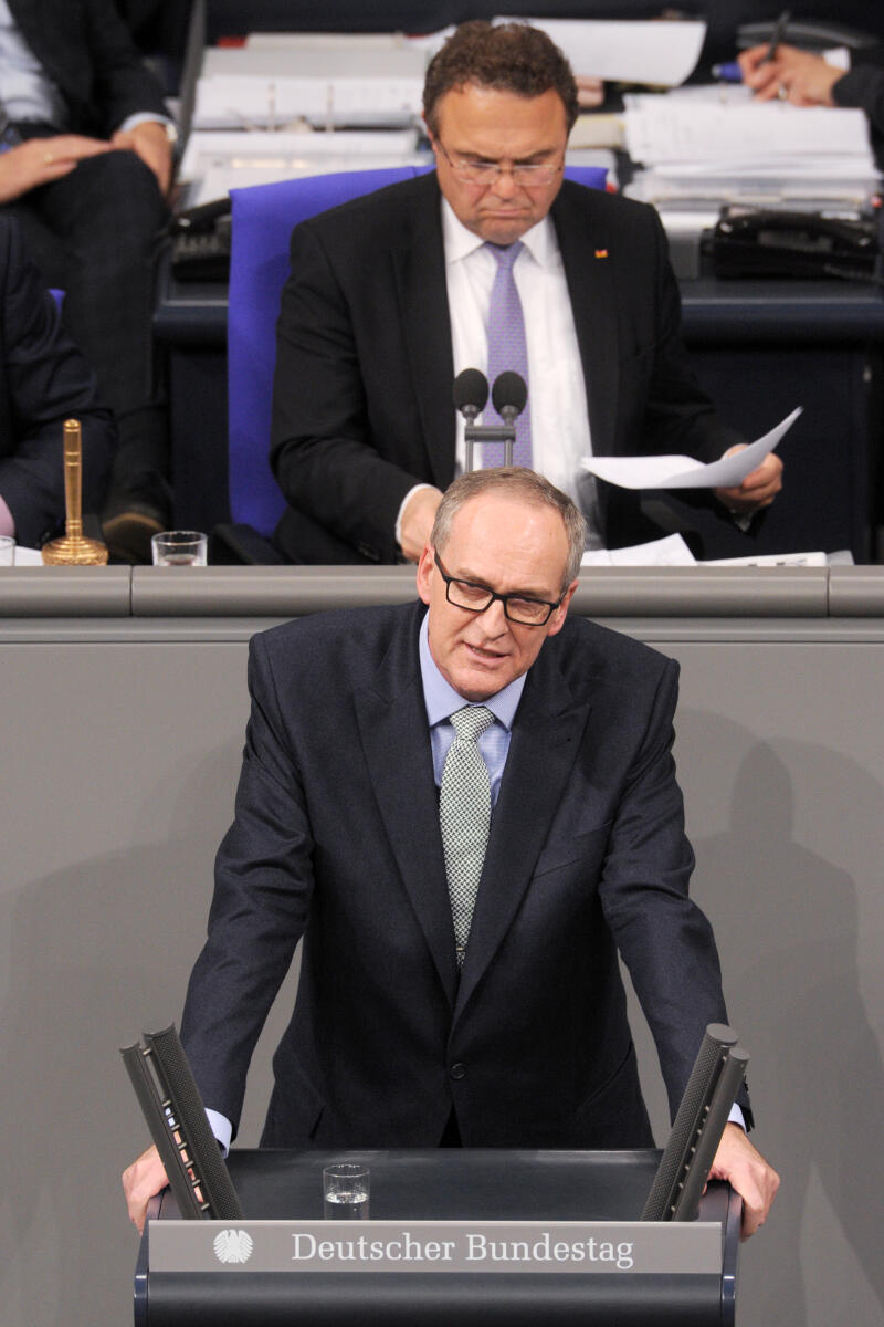 Reusch, Roman Johannes; Friedrich, Hans-Peter Roman Johannes Reusch, AfD, Bundestagsabgeordneter, Abgeordneter, Mitglied Deutscher Bundestag, MdB, Rede, 5. Sitzung, ZP 7, Thema: Opferentschädigung, Vorsitz: Bundestagsvizepräsident Dr. Hans-Peter Friedrich, CDU/CSU.; Rednerpult.