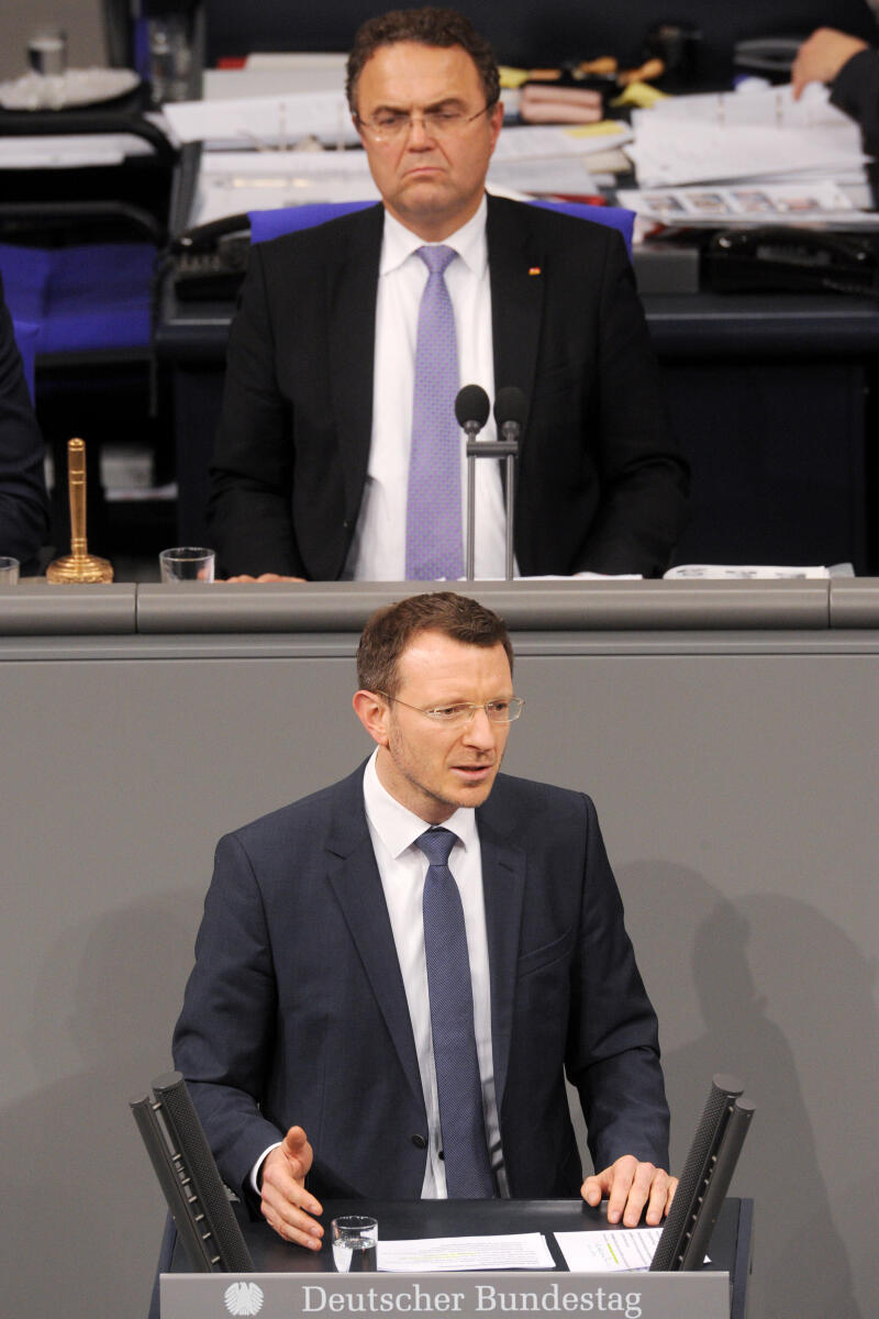 Luczak, Jan-Marco; Friedrich, Hans-Peter Jan-Marco Luczak, CDU/CSU, Bundestagsabgeordneter, Abgeordneter, Mitglied Deutscher Bundestag, MdB, Rede, 5. Sitzung, ZP 7, Thema: Opferentschädigung, Vorsitz: Bundestagsvizepräsident Dr. Hans-Peter Friedrich, CDU/CSU.; Rednerpult.