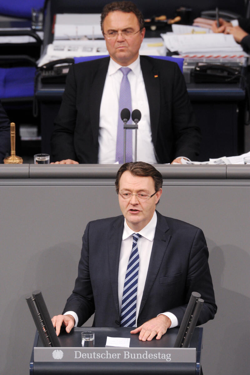 Frieser, Michael; Friedrich, Hans-Peter Michael Frieser, CDU/CSU, Bundestagsabgeordneter, Abgeordneter, Mitglied Deutscher Bundestag, MdB, Rede, 5. Sitzung, ZP 6, Thema: Aktuelle Stunde zu linksextremen Gewalttaten gegen demokratische Parteien, Vorsitz: Bundestagsvizepräsident Dr. Hans-Peter Friedrich, CDU/CSU.; Rednerpult.