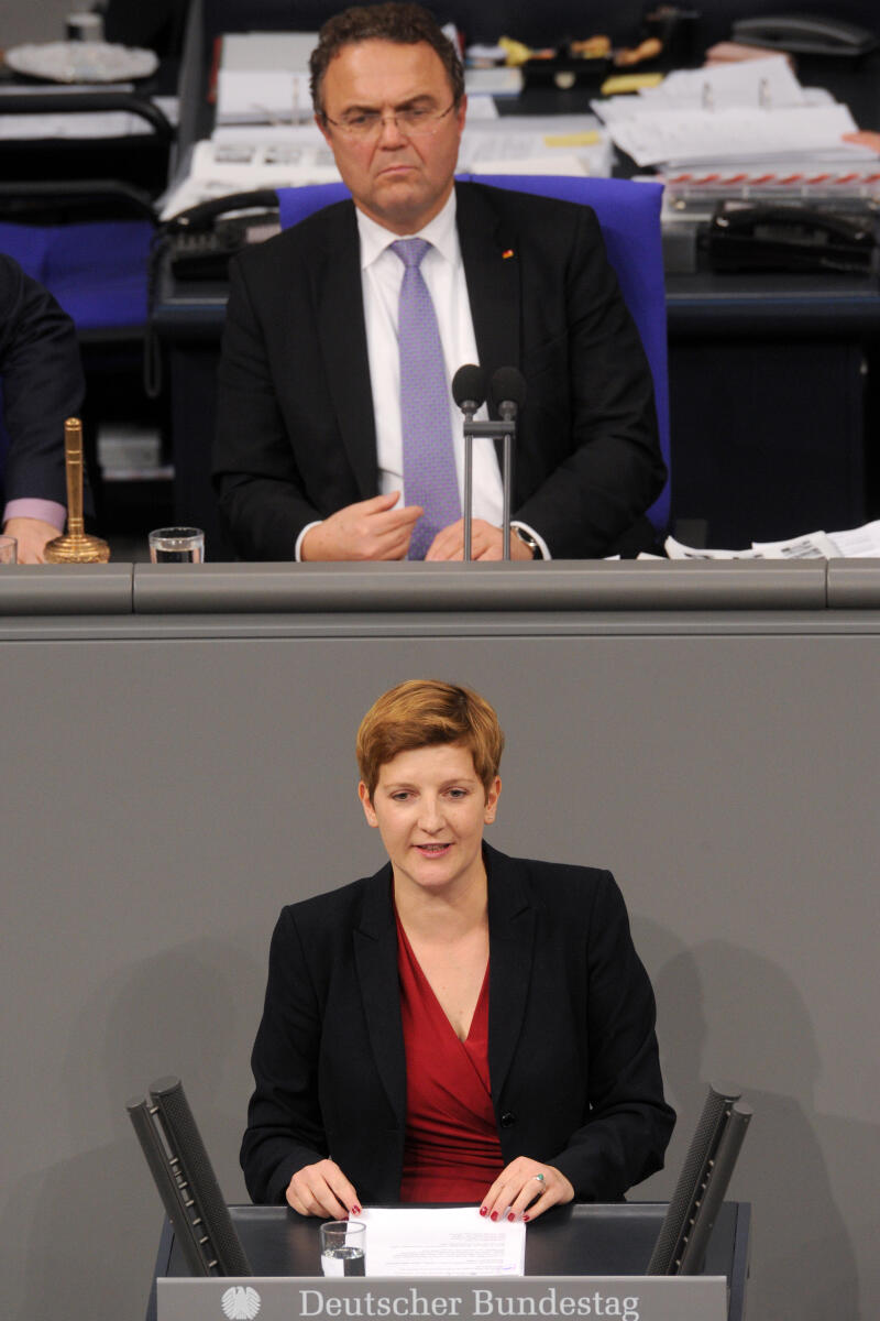 Rüthrich, Susann; Friedrich, Hans-Peter Susann Rüthrich, SPD, Bundestagsabgeordnete, Abgeordnete, Mitglied Deutscher Bundestag, MdB, Rede, 5. Sitzung, ZP 6, Thema: Aktuelle Stunde zu linksextremen Gewalttaten gegen demokratische Parteien, Vorsitz: Bundestagsvizepräsident Dr. Hans-Peter Friedrich, CDU/CSU.; Rednerpult.