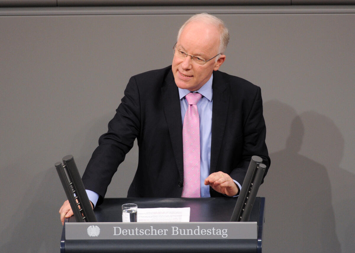 Bartke, Matthias Matthias Bartke, SPD, Bundestagsabgeordneter, Abgeordneter, Mitglied Deutscher Bundestag, MdB, Rede, 5. Sitzung, ZP 7, Thema: Opferentschädigung.; Rednerpult.