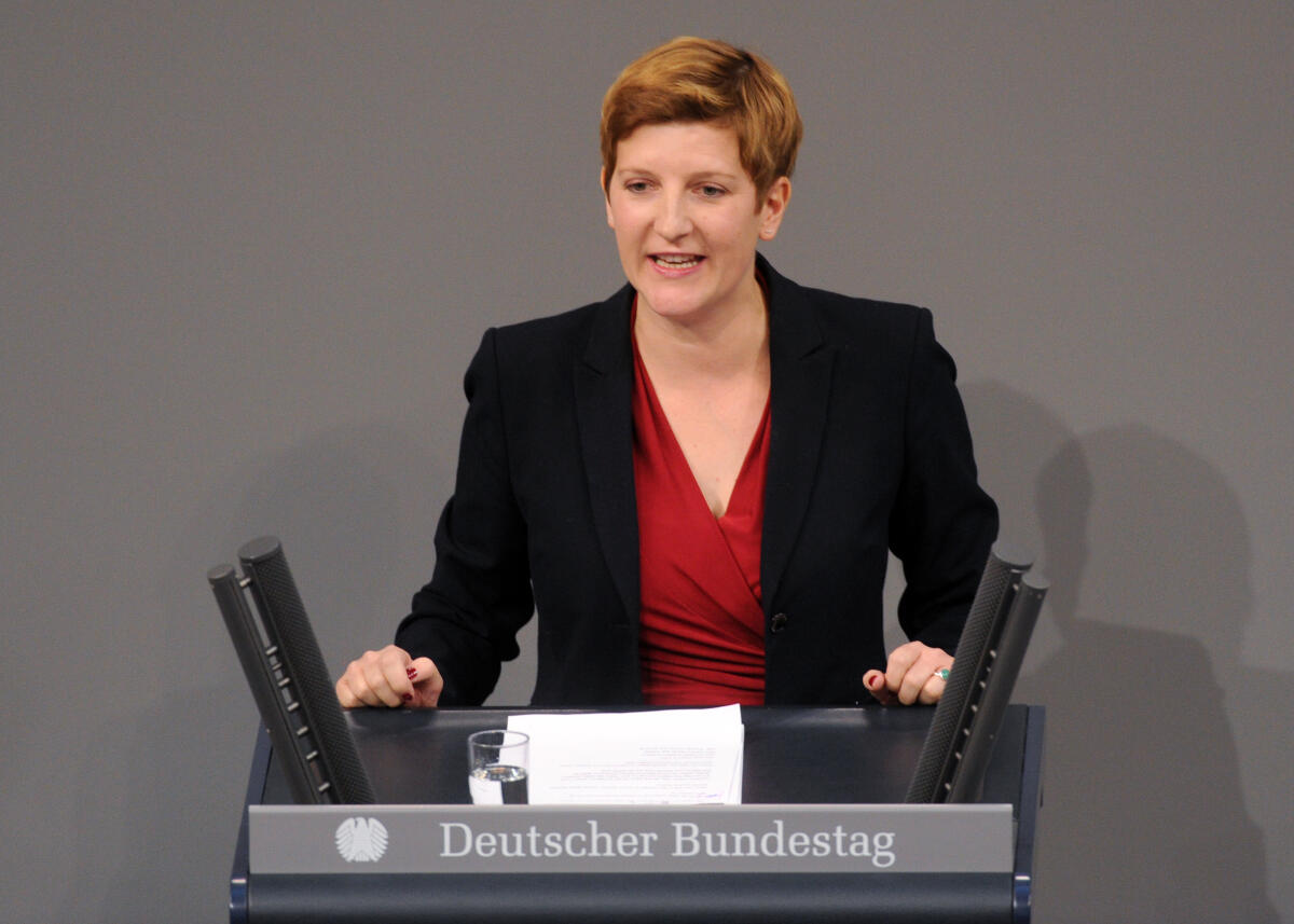 Rüthrich, Susann Susann Rüthrich, SPD, Bundestagsabgeordnete, Abgeordnete, Mitglied Deutscher Bundestag, MdB, Rede, 5. Sitzung, ZP 6, Thema: Aktuelle Stunde zu linksextremen Gewalttaten gegen demokratische Parteien.; Rednerpult.