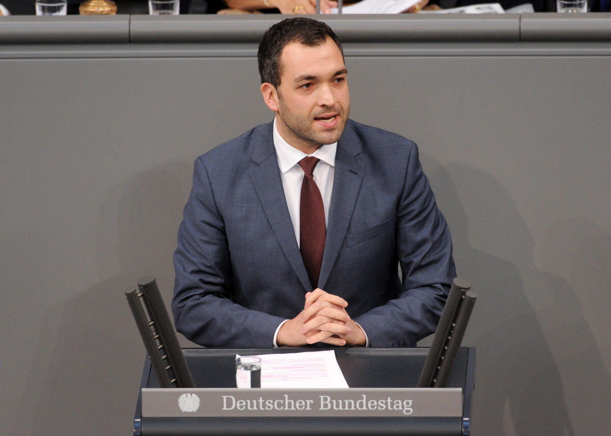 Kuhle, Konstantin Elias Konstantin Elias Kuhle, FDP, Bundestagsabgeordneter, Abgeordneter, Mitglied Deutscher Bundestag, MdB, Rede, 5. Sitzung, ZP 6, Thema: Aktuelle Stunde zu linksextremen Gewalttaten gegen demokratische Parteien.; Rednerpult.