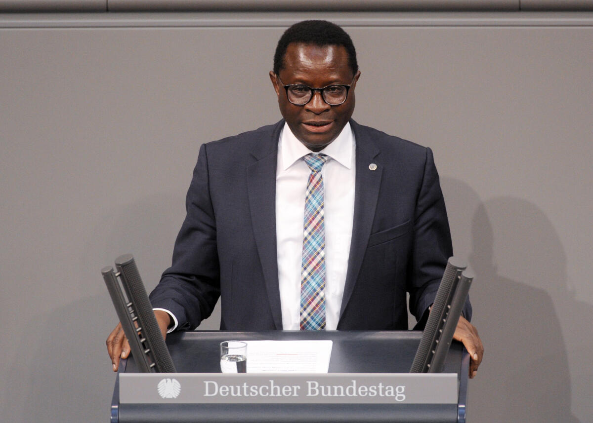 Karamba Diaby, SPD, Bundestagsabgeordneter, Abgeordneter, Mitglied Deutscher Bundestag, MdB, Rede, 5. Sitzung, ZP 6, Thema: Aktuelle Stunde zu linksextremen Gewalttaten gegen demokratische Parteien.; Rednerpult. Diaby, Karamba Karamba Diaby, SPD, Bundestagsabgeordneter, Abgeordneter, Mitglied Deutscher Bundestag, MdB, Rede, 5. Sitzung, ZP 6, Thema: Aktuelle Stunde zu linksextremen Gewalttaten gegen demokratische Parteien.; Rednerpult.