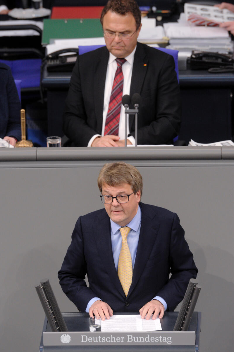 Houben, Reinhard; Friedrich, Hans-Peter Reinhard Houben, FDP, Bundestagsabgeordneter, Abgeordneter, Mitglied Deutscher Bundestag, MdB, Rede, 4. Sitzung, Top 14, Thema: ERP-Wirtschaftsplangesetz 2018, Vorsitz: Bundestagsvizepräsident Dr. Hans-Peter Friedrich, CDU/CSU.; Rednerpult.