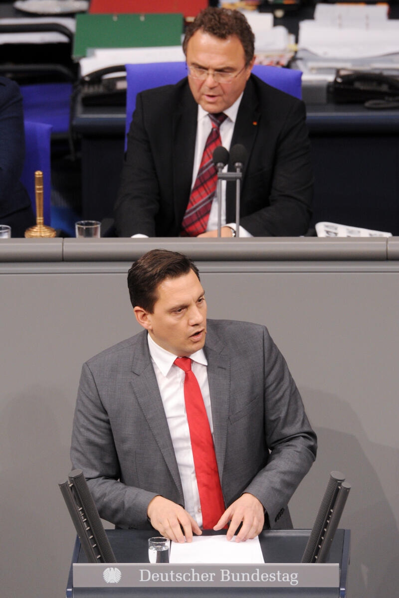 Fechner, Johannes; Friedrich, Hans-Peter Johannes Fechner, SPD, Bundestagsabgeordneter, Abgeordneter, Mitglied Deutscher Bundestag, MdB, Rede, 4. Sitzung, Top 15, Thema: Netzwerkdurchsetzungsgesetz, Vorsitz: Bundestagsvizepräsident Dr. Hans-Peter Friedrich, CDU/CSU.; Rednerpult.