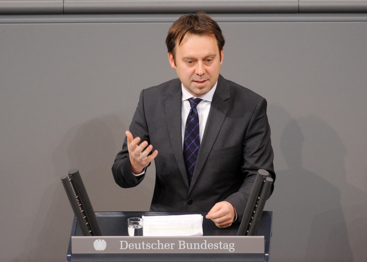 Zimmermann, Jens Jens Zimmermann, SPD, Bundestagsabgeordneter, Abgeordneter, Mitglied Deutscher Bundestag, MdB, Rede, 4. Sitzung, Top 15, Thema: Netzwerkdurchsetzungsgesetz.; Rednerpult.