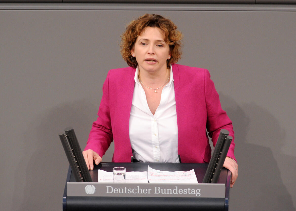 Beer, Nicola Nicola Beer, FDP, Bundestagsabgeordnete, Abgeordnete, Mitglied Deutscher Bundestag, MdB, Rede, 4. Sitzung, Top 15, Thema: Netzwerkdurchsetzungsgesetz.; Rednerpult.