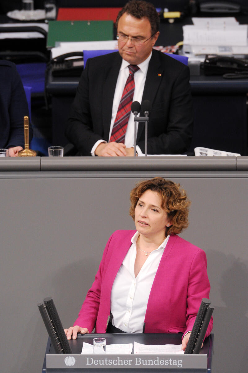 Beer, Nicola; Friedrich, Hans-Peter Nicola Beer, FDP, Bundestagsabgeordnete, Abgeordnete, Mitglied Deutscher Bundestag, MdB, Rede, 4. Sitzung, Top 15, Thema: Netzwerkdurchsetzungsgesetz, Vorsitz: Bundestagsvizepräsident Dr. Hans-Peter Friedrich, CDU/CSU.; Rednerpult.