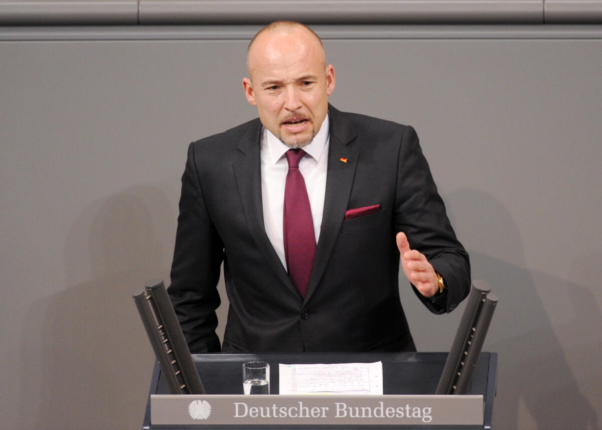 Hoffmann, Alexander Alexander Hoffmann, CDU/CSU, Bundestagsabgeordneter, Abgeordneter, Mitglied Deutscher Bundestag, MdB, Rede, 4. Sitzung, Top 15, Thema: Netzwerkdurchsetzungsgesetz.; Rednerpult.