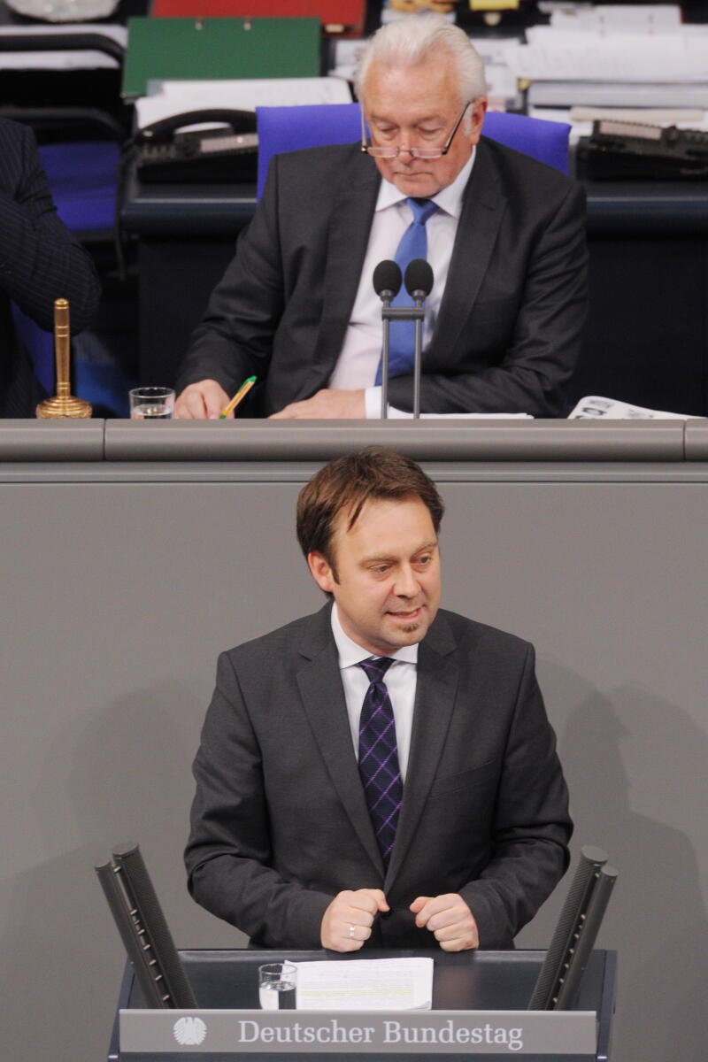 Jens Zimmermann, SPD, Bundestagsabgeordneter, Abgeordneter, Mitglied Deutscher Bundestag, MdB, Rede, 4. Sitzung, Top 15, Thema: Netzwerkdurchsetzungsgesetz, Vorsitz: Bundestagsvizepräsident Wolfgang Kubicki, FDP.; Rednerpult. Zimmermann, Jens; Kubicki, Wolfgang Jens Zimmermann, SPD, Bundestagsabgeordneter, Abgeordneter, Mitglied Deutscher Bundestag, MdB, Rede, 4. Sitzung, Top 15, Thema: Netzwerkdurchsetzungsgesetz, Vorsitz: Bundestagsvizepräsident Wolfgang Kubicki, FDP.; Rednerpult.