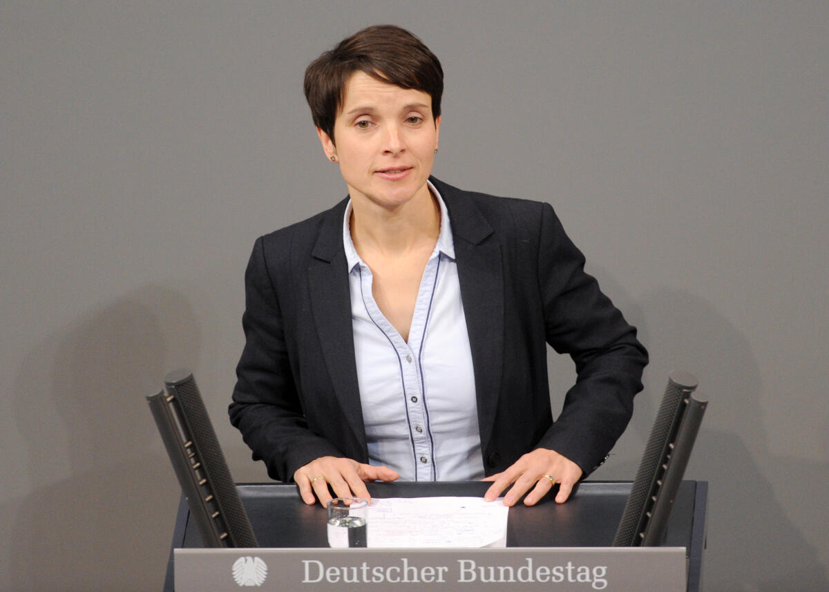 Frauke Petry, fraktionslos, Bundestagsabgeordnete, Abgeordnete, Mitglied Deutscher Bundestag, MdB, Rede, 4. Sitzung, Top 7, Thema: Gesetz zur Stärkung der Bürgerrechte.; Rednerpult. Petry, Frauke Frauke Petry, fraktionslos, Bundestagsabgeordnete, Abgeordnete, Mitglied Deutscher Bundestag, MdB, Rede, 4. Sitzung, Top 7, Thema: Gesetz zur Stärkung der Bürgerrechte.; Rednerpult.