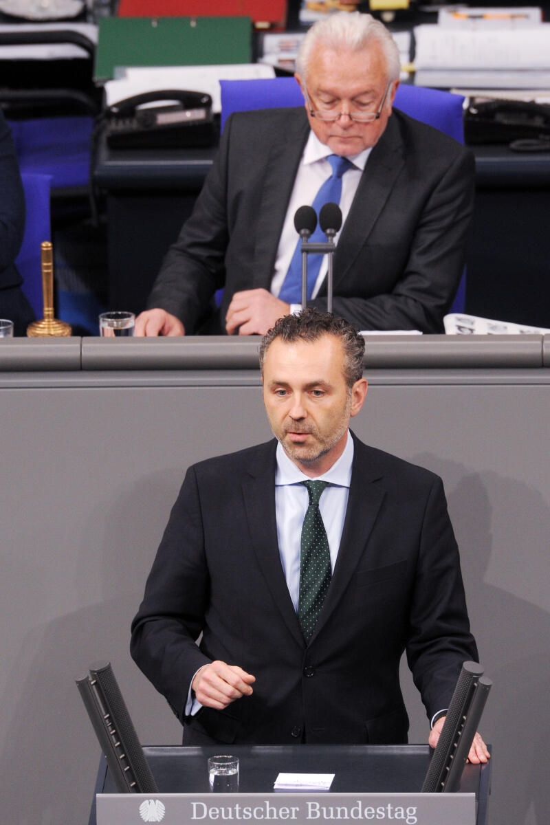 Jarzombek, Thomas; Kubicki, Wolfgang Thomas Jarzombek, CDU/CSU, Bundestagsabgeordneter, Abgeordneter, Mitglied Deutscher Bundestag, MdB, Rede, 4. Sitzung, Top 15, Thema: Netzwerkdurchsetzungsgesetz, Vorsitz: Bundestagsvizepräsident Wolfgang Kubicki, FDP.; Rednerpult.