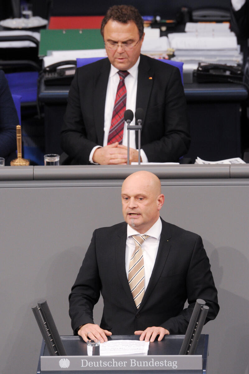 Komning, Enrico; Friedrich, Hans-Peter Enrico Komning, AfD, Bundestagsabgeordneter, Abgeordneter, Mitglied Deutscher Bundestag, MdB, Rede, 4. Sitzung, Top 14, Thema: ERP-Wirtschaftsplangesetz 2018, Vorsitz: Bundestagsvizepräsident Dr. Hans-Peter Friedrich, CDU/CSU.; Rednerpult.