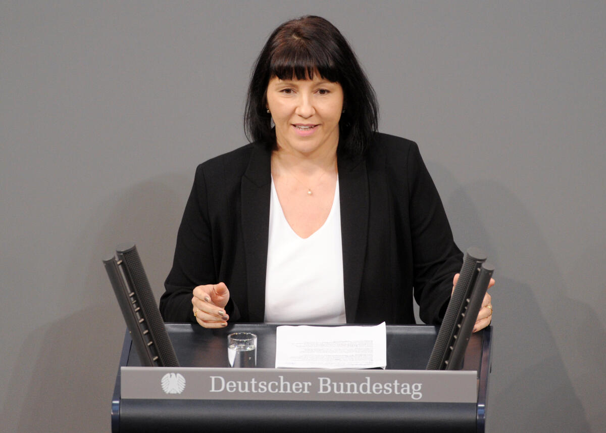 Joana Eleonora Cotar, AfD, Bundestagsabgeordnete, Abgeordnete, Mitglied Deutscher Bundestag, MdB, Rede, 4. Sitzung, Top 15, Thema: Netzwerkdurchsetzungsgesetz.; Rednerpult. Cotar, Joana Joana Eleonora Cotar, AfD, Bundestagsabgeordnete, Abgeordnete, Mitglied Deutscher Bundestag, MdB, Rede, 4. Sitzung, Top 15, Thema: Netzwerkdurchsetzungsgesetz.; Rednerpult.