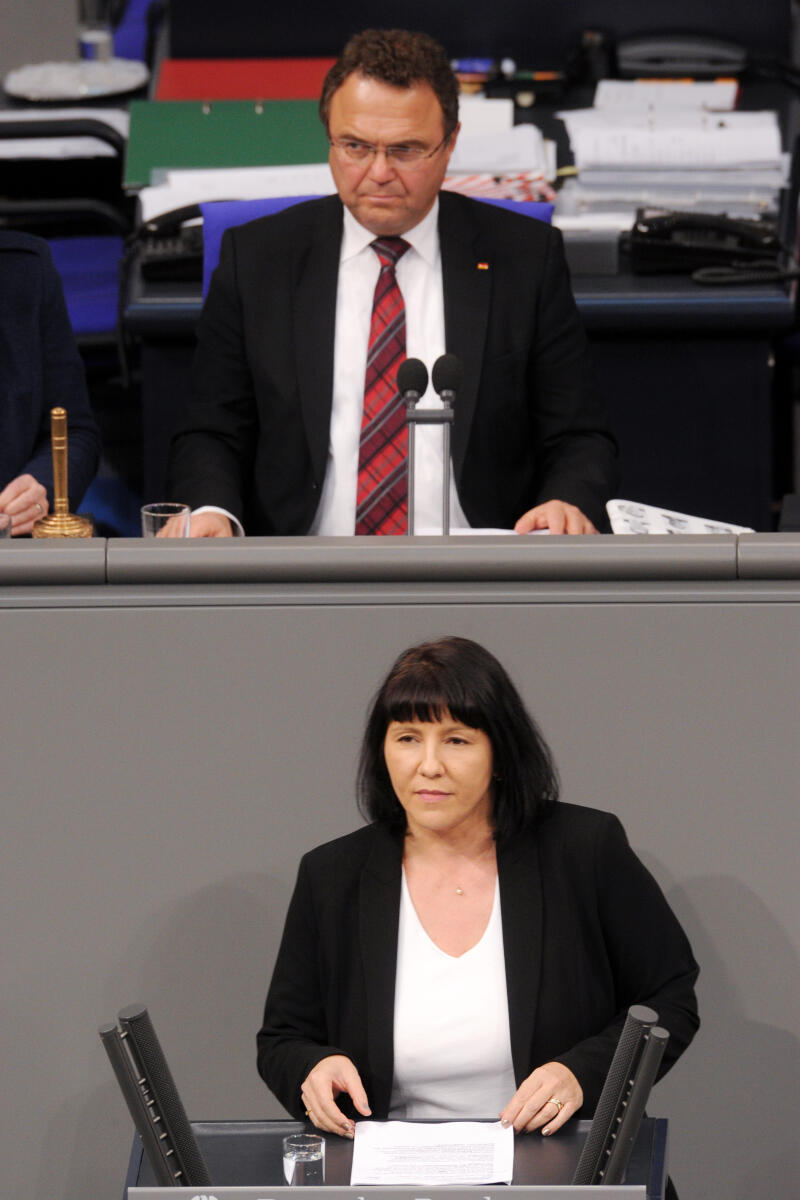 Friedrich, Hans-Peter; Cotar, Joana Joana Eleonora Cotar, AfD, Bundestagsabgeordnete, Abgeordnete, Mitglied Deutscher Bundestag, MdB, Rede, 4. Sitzung, Top 15, Thema: Netzwerkdurchsetzungsgesetz, Vorsitz: Bundestagsvizepräsident Dr. Hans-Peter Friedrich, CDU/CSU.; Rednerpult.