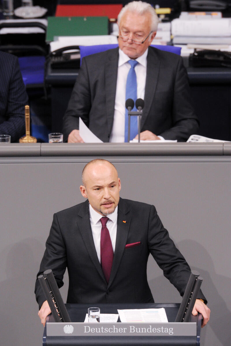 Hoffmann, Alexander; Kubicki, Wolfgang Alexander Hoffmann, CDU/CSU, Bundestagsabgeordneter, Abgeordneter, Mitglied Deutscher Bundestag, MdB, Rede, 4. Sitzung, Top 15, Thema: Netzwerkdurchsetzungsgesetz, Vorsitz: Bundestagsvizepräsident Wolfgang Kubicki, FDP.; Rednerpult.