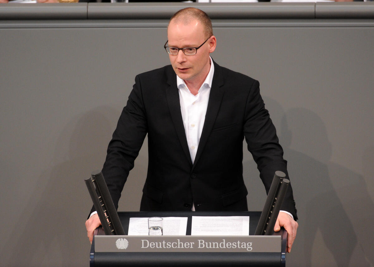 Matthias Höhn, DIE LINKE, Bundestagsabgeordneter, Abgeordneter, Mitglied Deutscher Bundestag, MdB, Rede, 4. Sitzung, Top 3, Thema: Bundeswehreinsatz im Irak.; Rednerpult. Höhn, Matthias Matthias Höhn, DIE LINKE, Bundestagsabgeordneter, Abgeordneter, Mitglied Deutscher Bundestag, MdB, Rede, 4. Sitzung, Top 3, Thema: Bundeswehreinsatz im Irak.; Rednerpult.