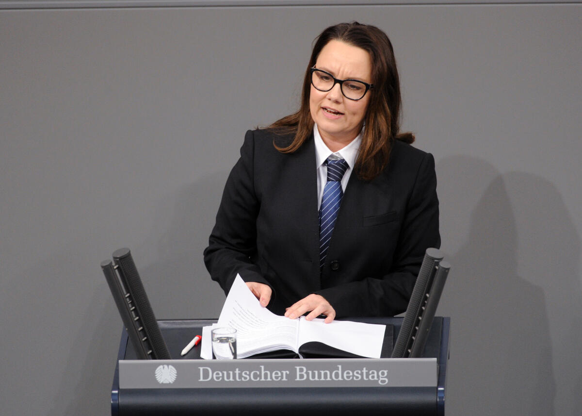 Müntefering, Michelle Michelle Müntefering, SPD, Bundestagsabgeordnete, Abgeordnete, Mitglied Deutscher Bundestag, MdB, Rede, 4. Sitzung, Top 2, Thema: Bundeswehreinsatz gegen die Terrororganisation IS.; Rednerpult.